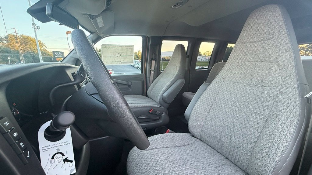 2025 Chevrolet Express Passenger 1LT
