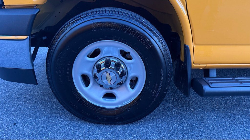 2025 Chevrolet Express Passenger LT - Photo 21