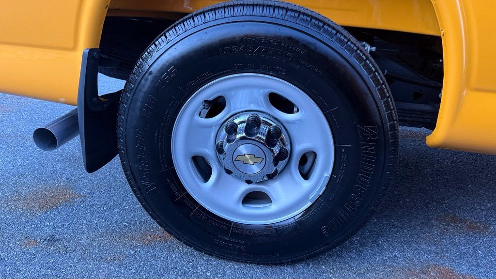 2025 Chevrolet Express Passenger 1LT