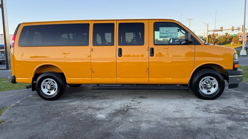 2025 Chevrolet Express Passenger 1LT