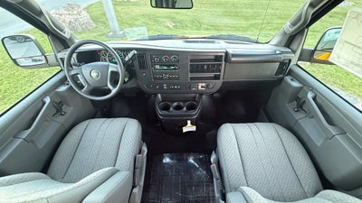 2025 Chevrolet Express Passenger 1LT