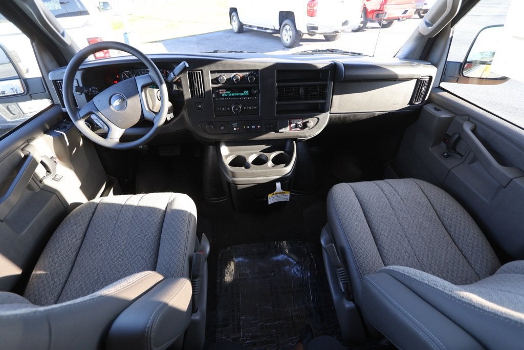 2025 Chevrolet Express Passenger 1LT