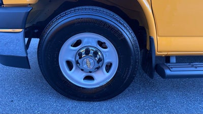 2025 Chevrolet Express Passenger 1LT