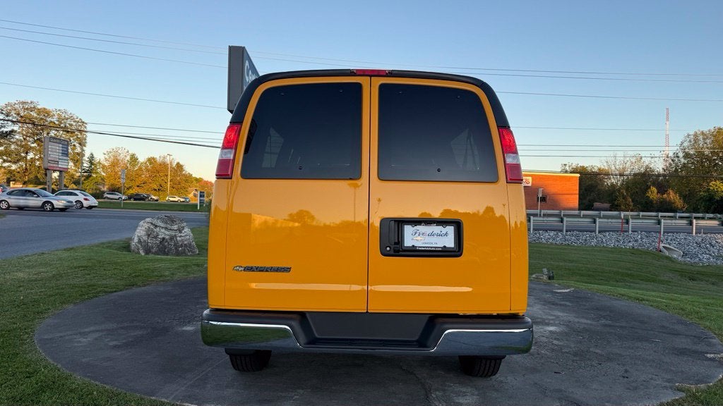 2025 Chevrolet Express Passenger 1LT