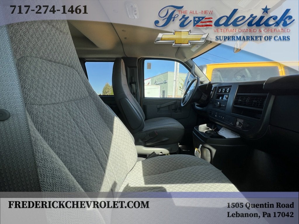 2025 Chevrolet Express Passenger 3500 1LT