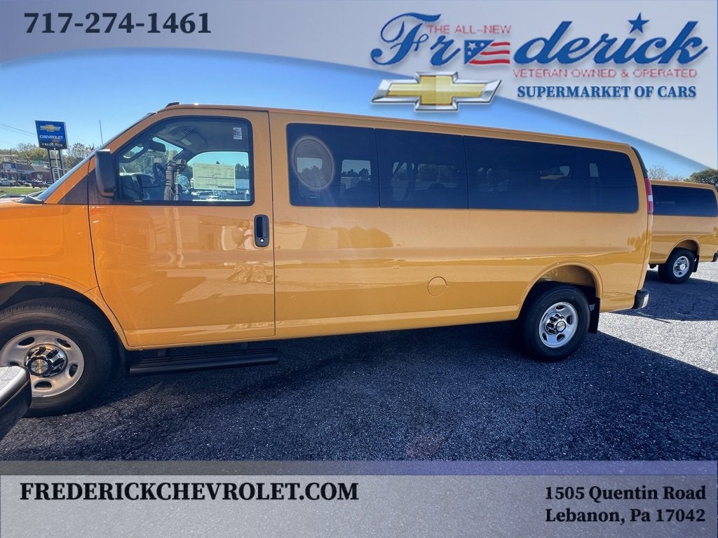 2025 Chevrolet Express Passenger 3500 1LT