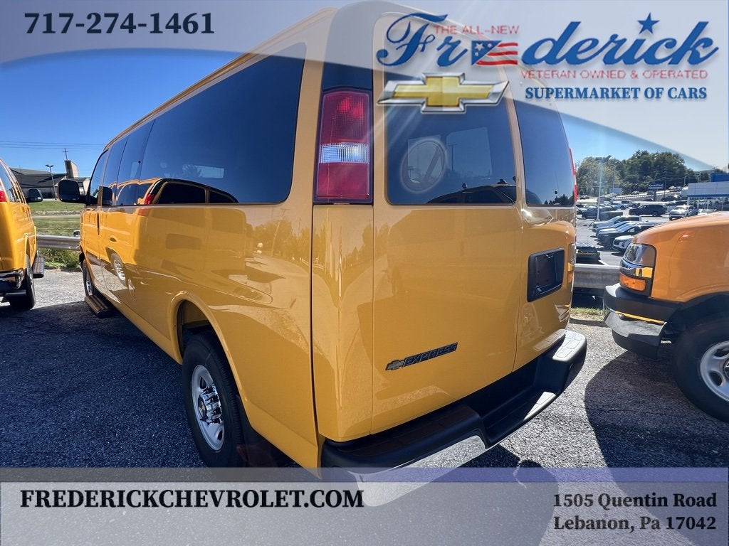2025 Chevrolet Express Passenger 3500 1LT