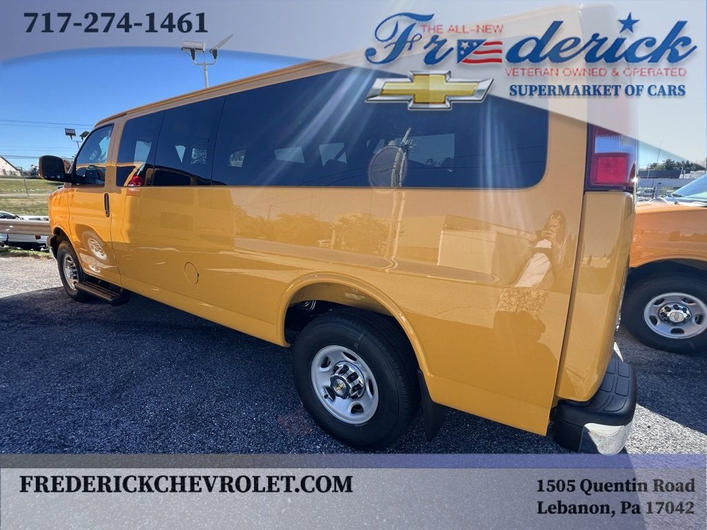 2025 Chevrolet Express Passenger 3500 1LT
