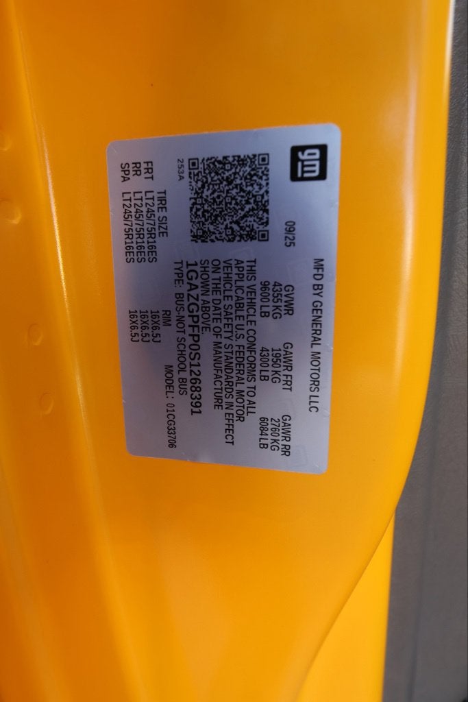 2025 Chevrolet Express Passenger 1LT