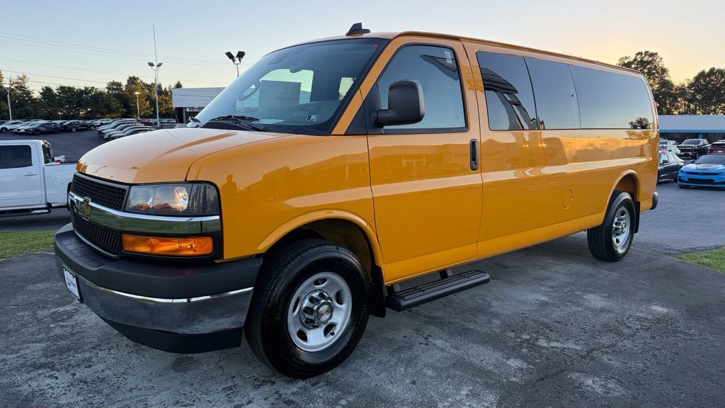 2025 Chevrolet Express Passenger 1LT