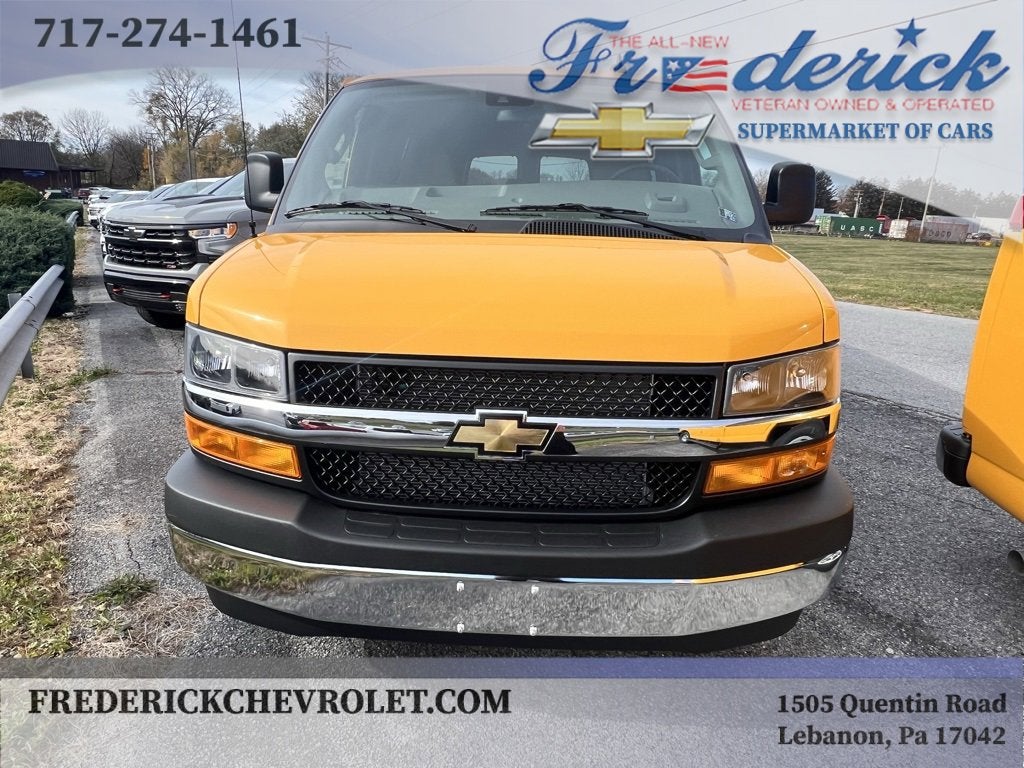 2025 Chevrolet Express Passenger 3500 1LT