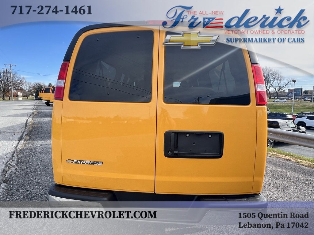 2025 Chevrolet Express Passenger 3500 1LT
