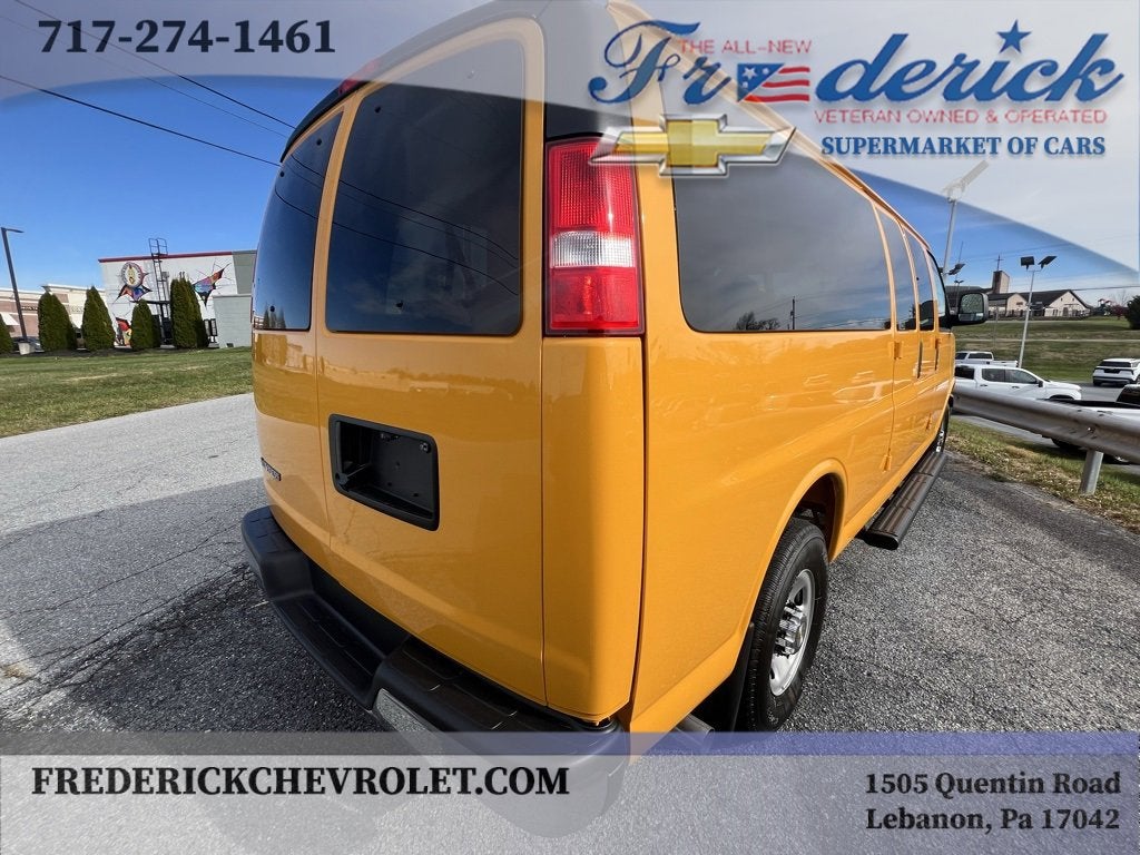 2025 Chevrolet Express Passenger 3500 1LT