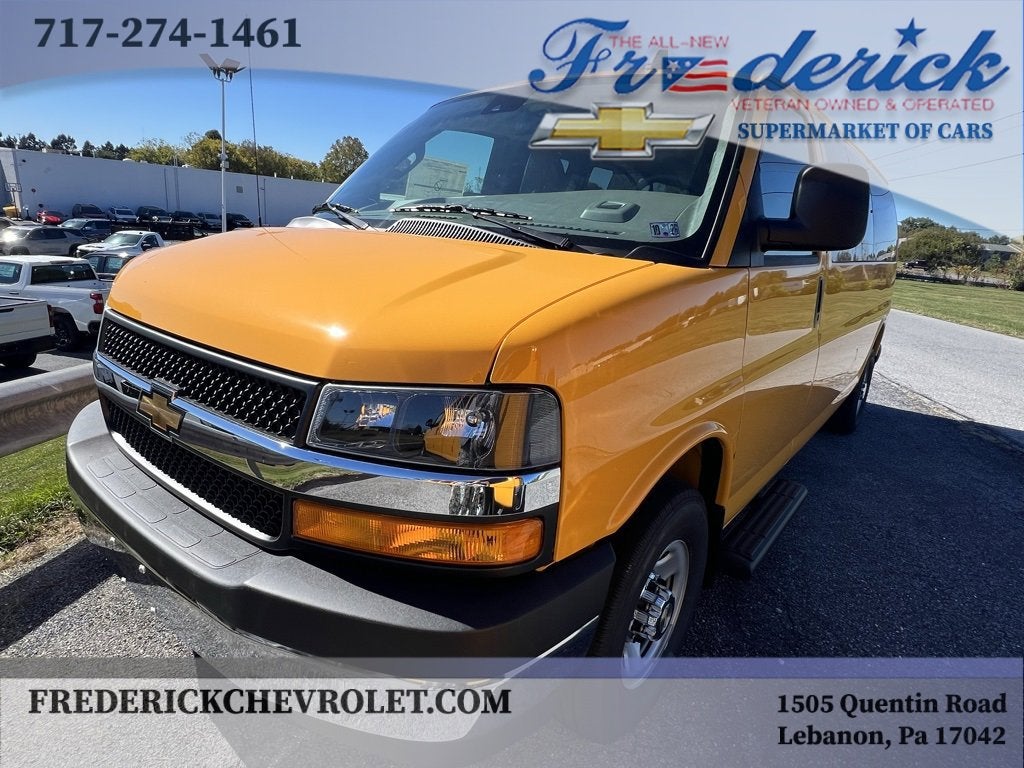 2025 Chevrolet Express Passenger 3500 1LT