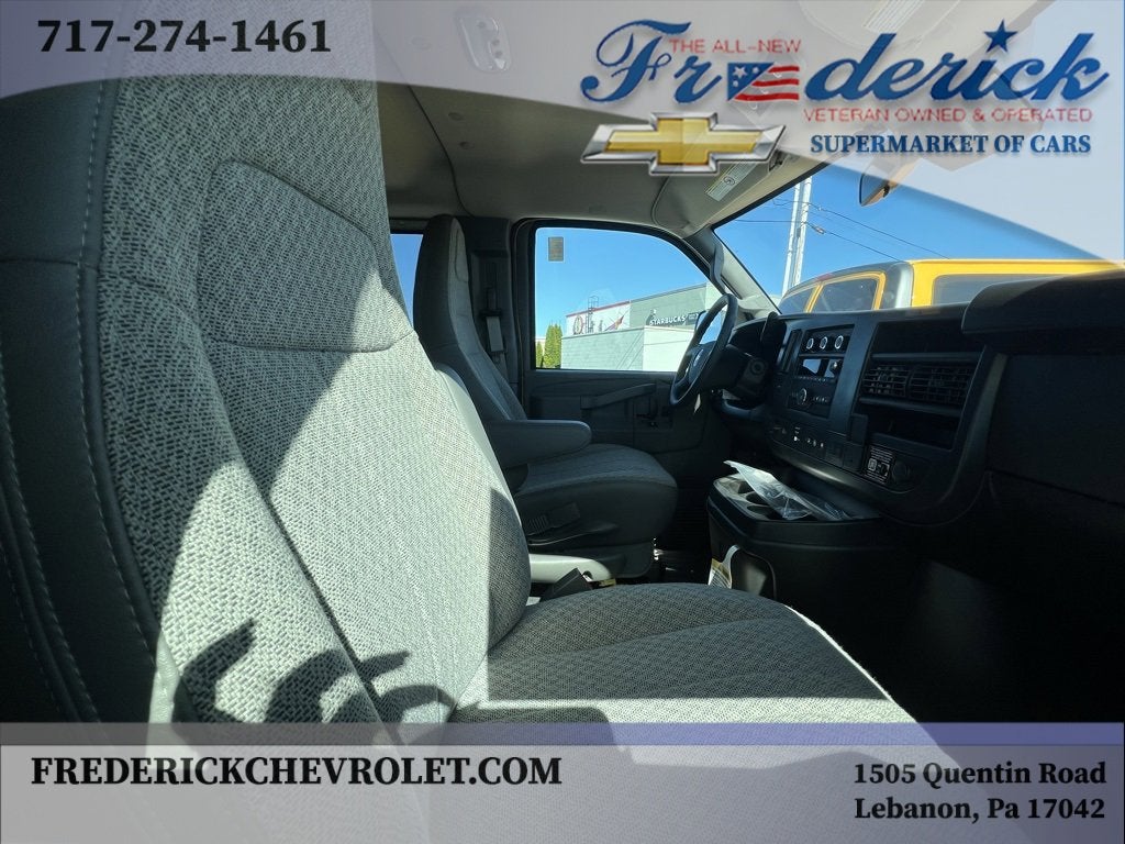 2025 Chevrolet Express Passenger 3500 1LT