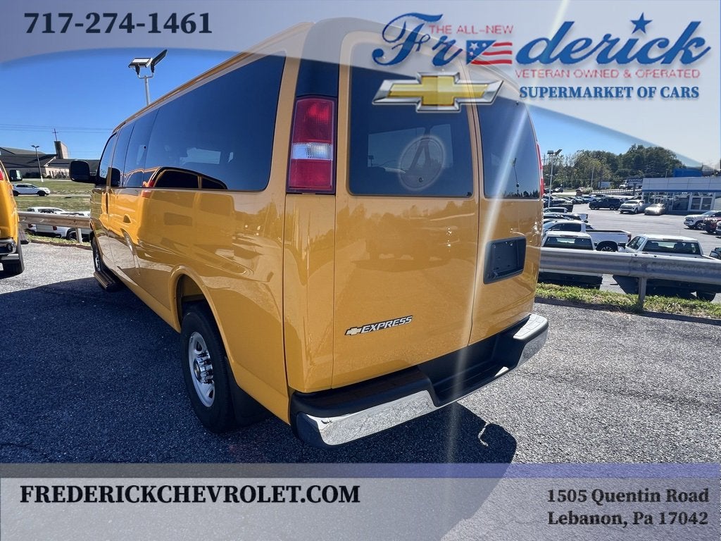 2025 Chevrolet Express Passenger 3500 1LT