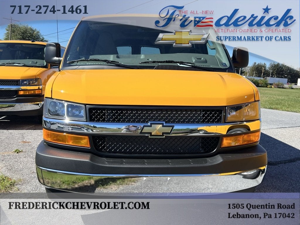 2025 Chevrolet Express Passenger 3500 1LT