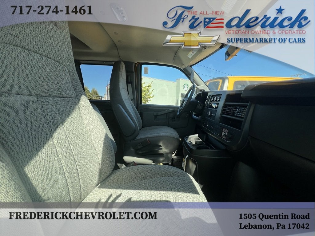 2025 Chevrolet Express Passenger 3500 1LT