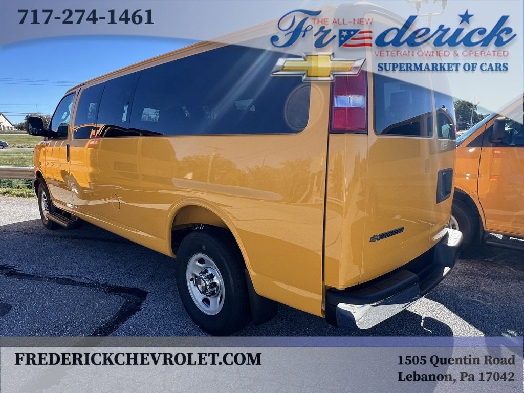 2025 Chevrolet Express Passenger 3500 1LT