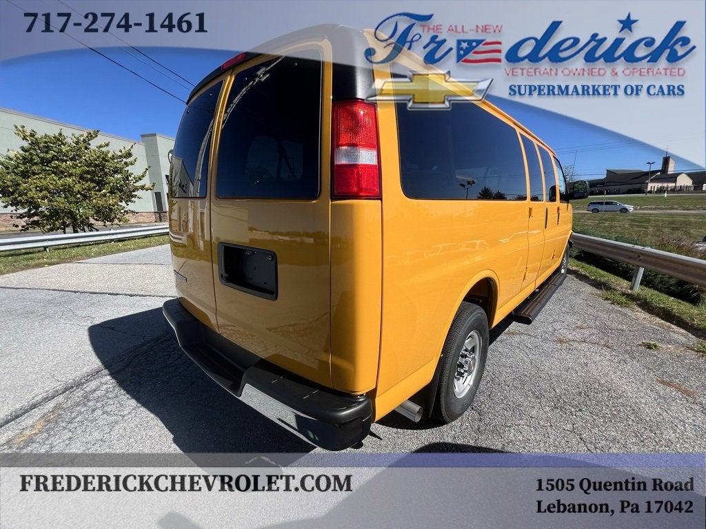 2025 Chevrolet Express Passenger 3500 1LT