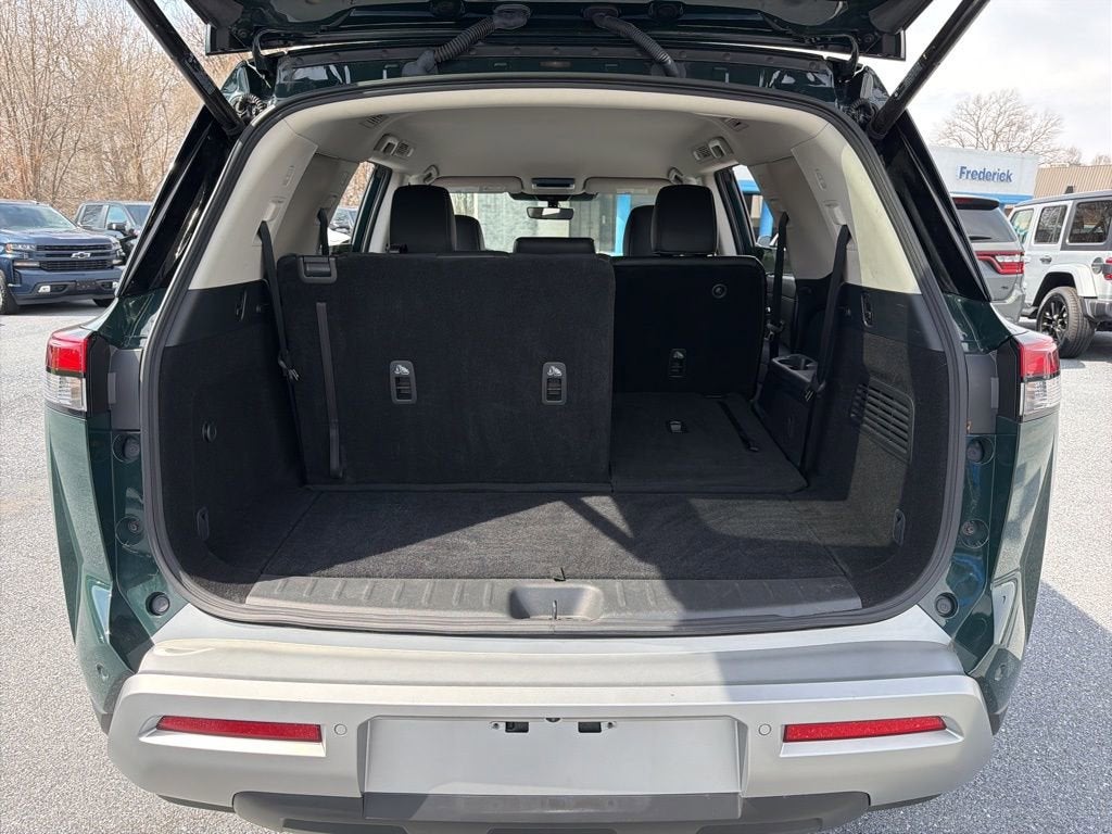 2025 Nissan Pathfinder SL