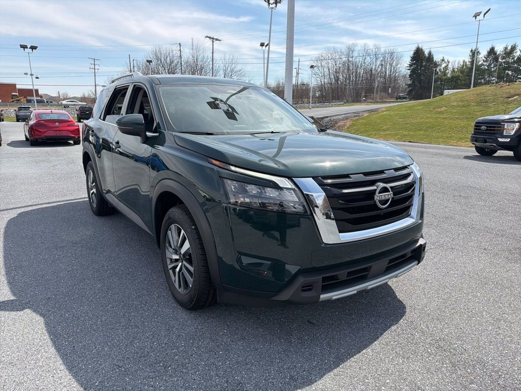 2025 Nissan Pathfinder SL