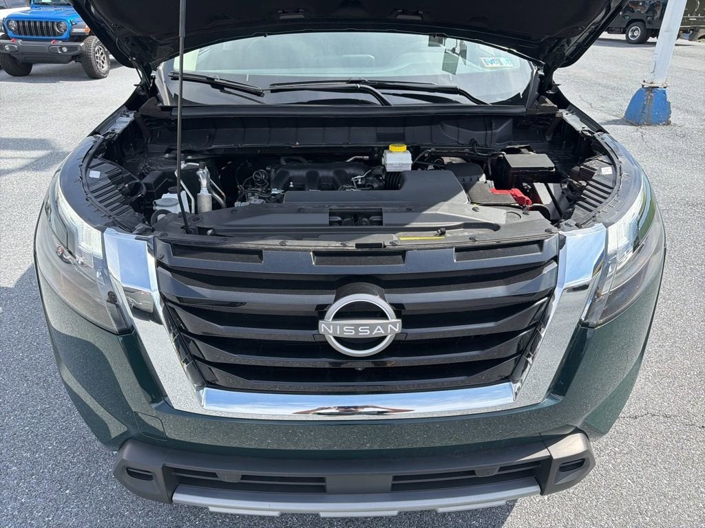 2025 Nissan Pathfinder SL