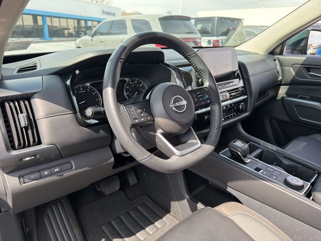 2025 Nissan Pathfinder SL