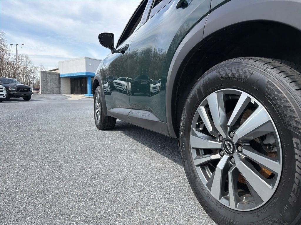 2025 Nissan Pathfinder SL